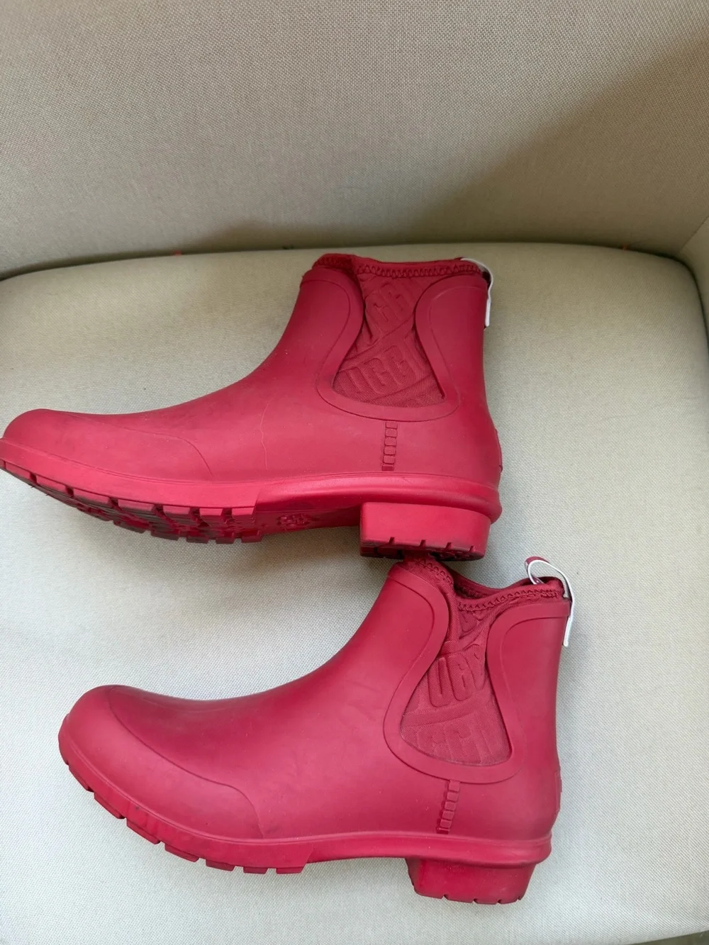 UGG Chevonne Ribbon Red Chelsea Rain Boots Waterproof Colorful Logo Women’s 7